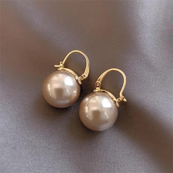 Pearl Earrings: a timeless and sophisticated piece that exudes elegance and charm.
